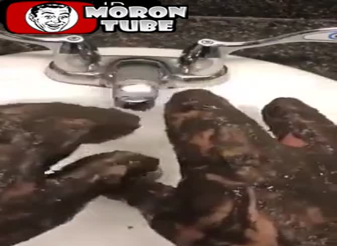 Video :A guy demonstrates hand washing for us with his peculiar fingertips